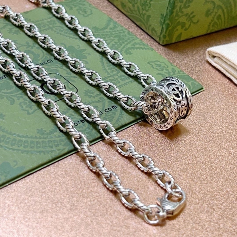 G*u*i necklaces